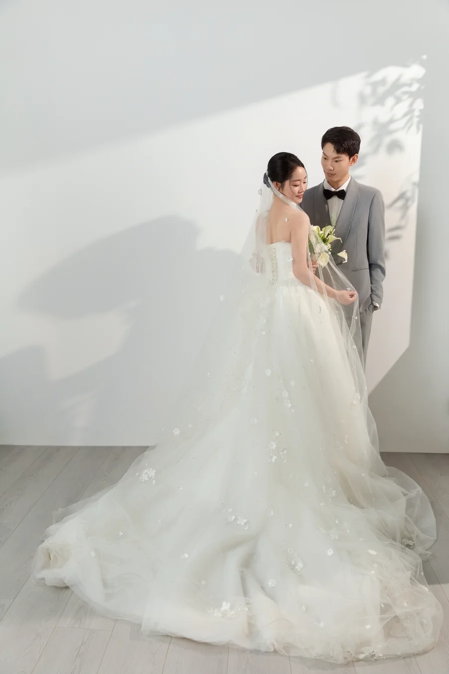 新郎与新娘相依的婚纱照