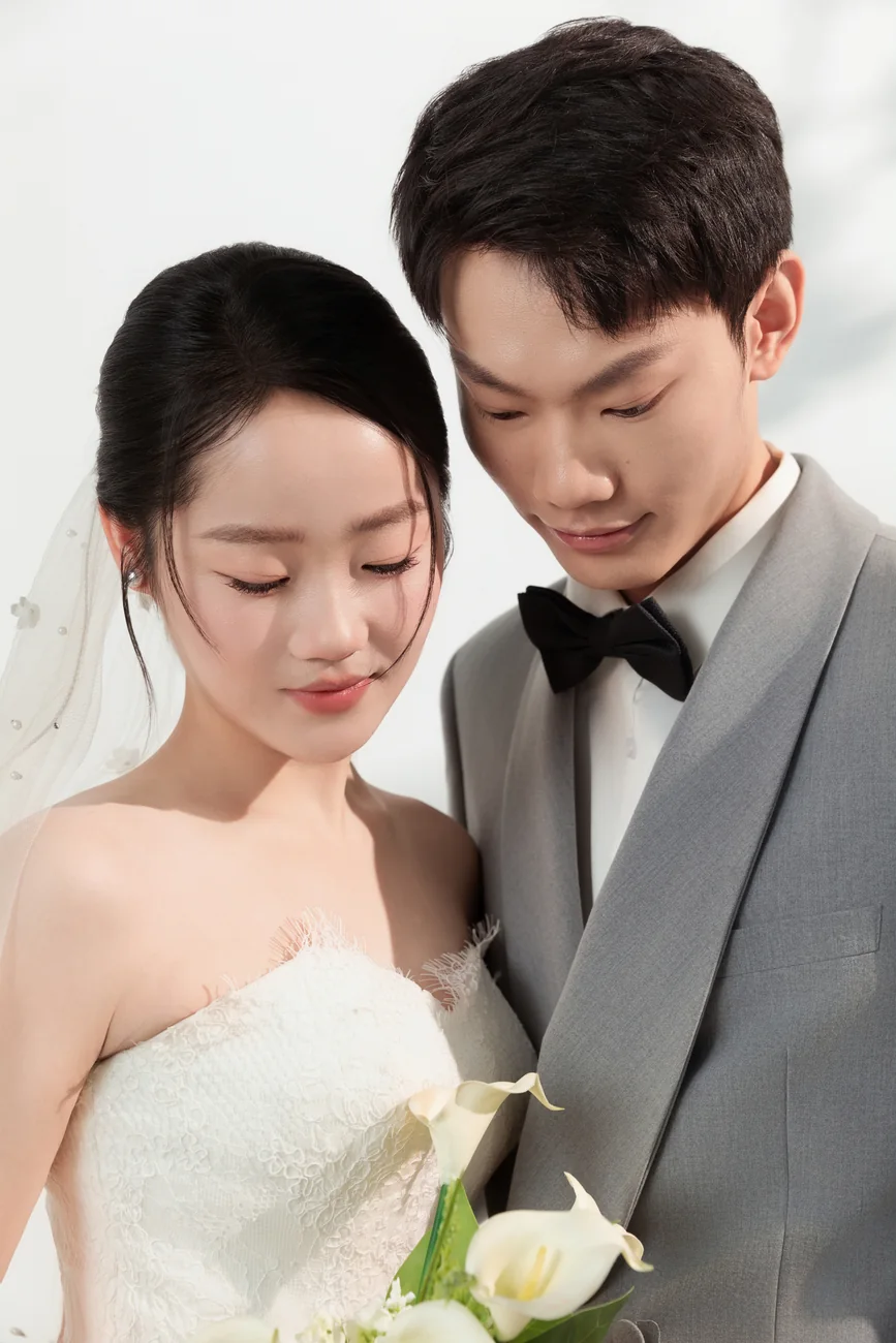 新郎亲吻新娘的婚纱照